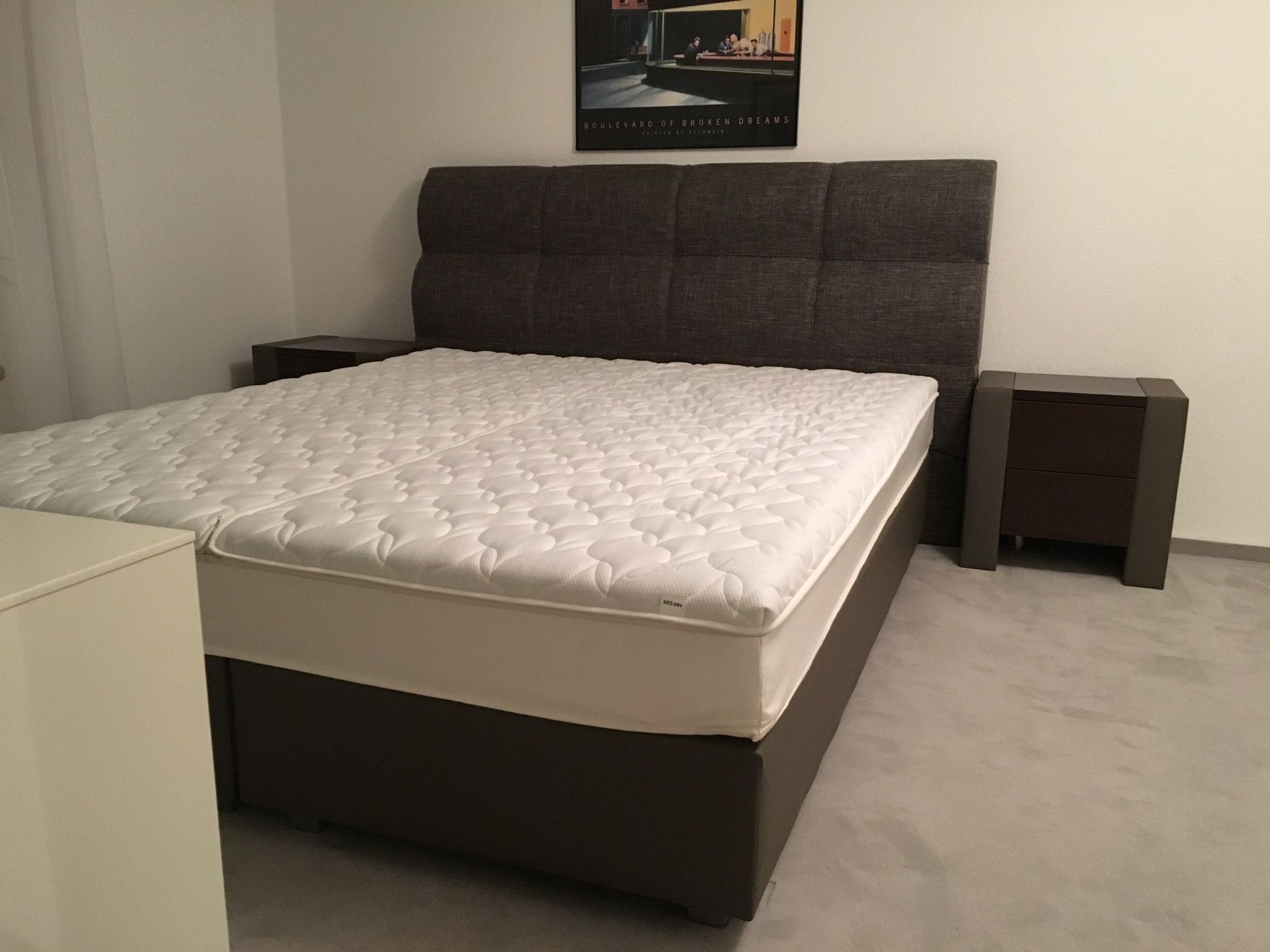 Boxspring mit passenden Nachttischen