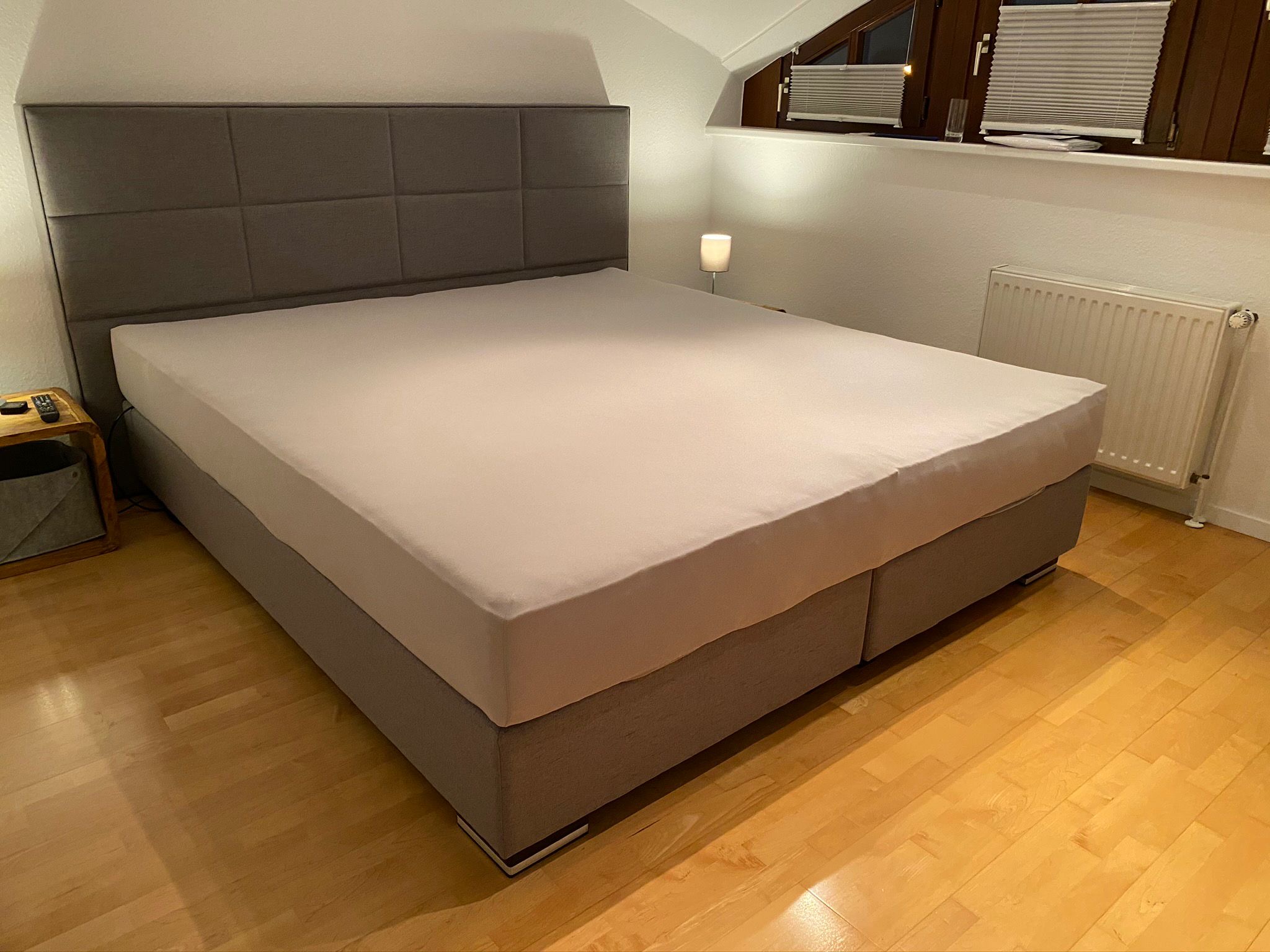 Boxspring mit gepolstertem Kopfteil