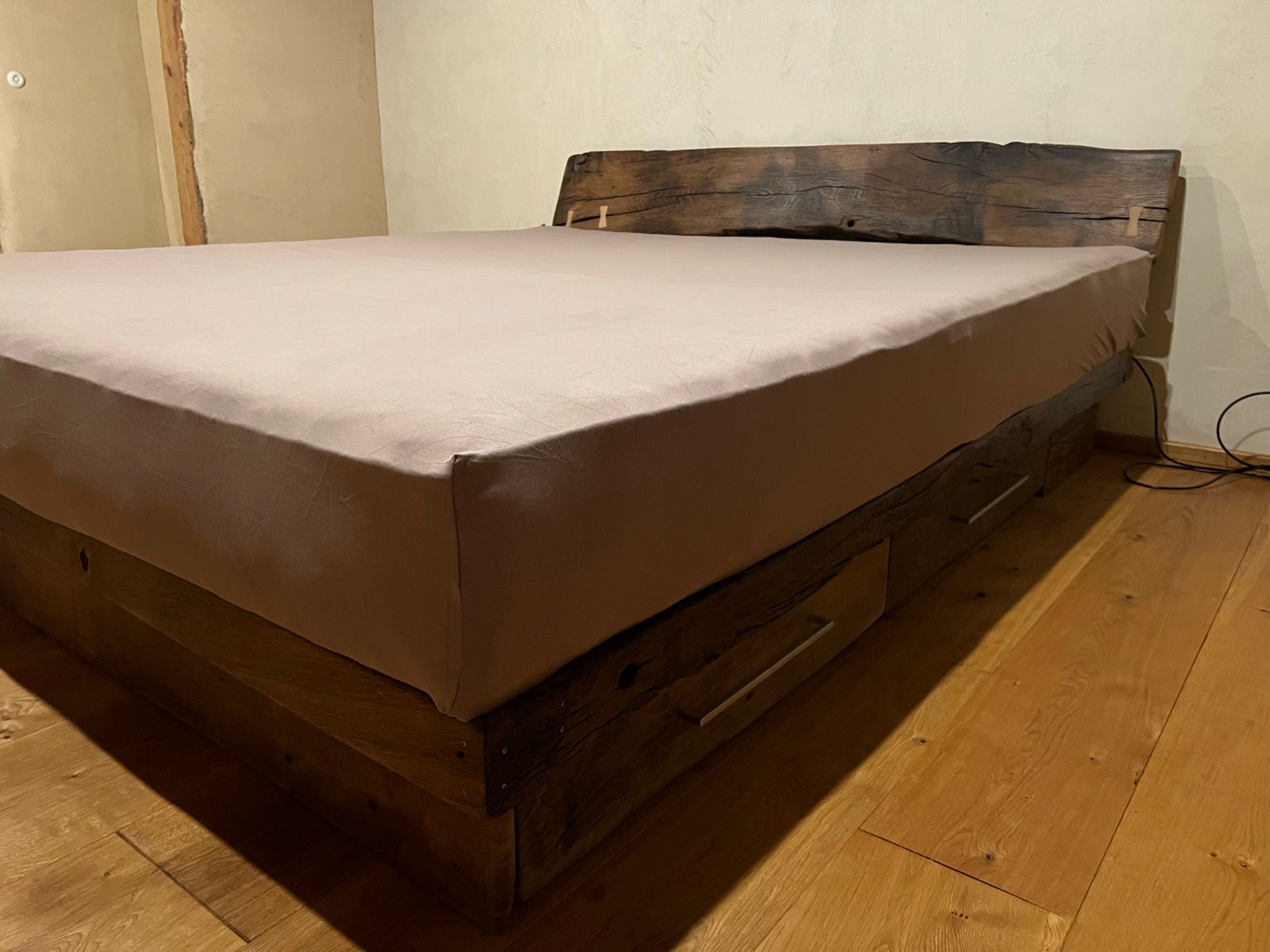 Sockel aus Altholz mit Schubkästen
